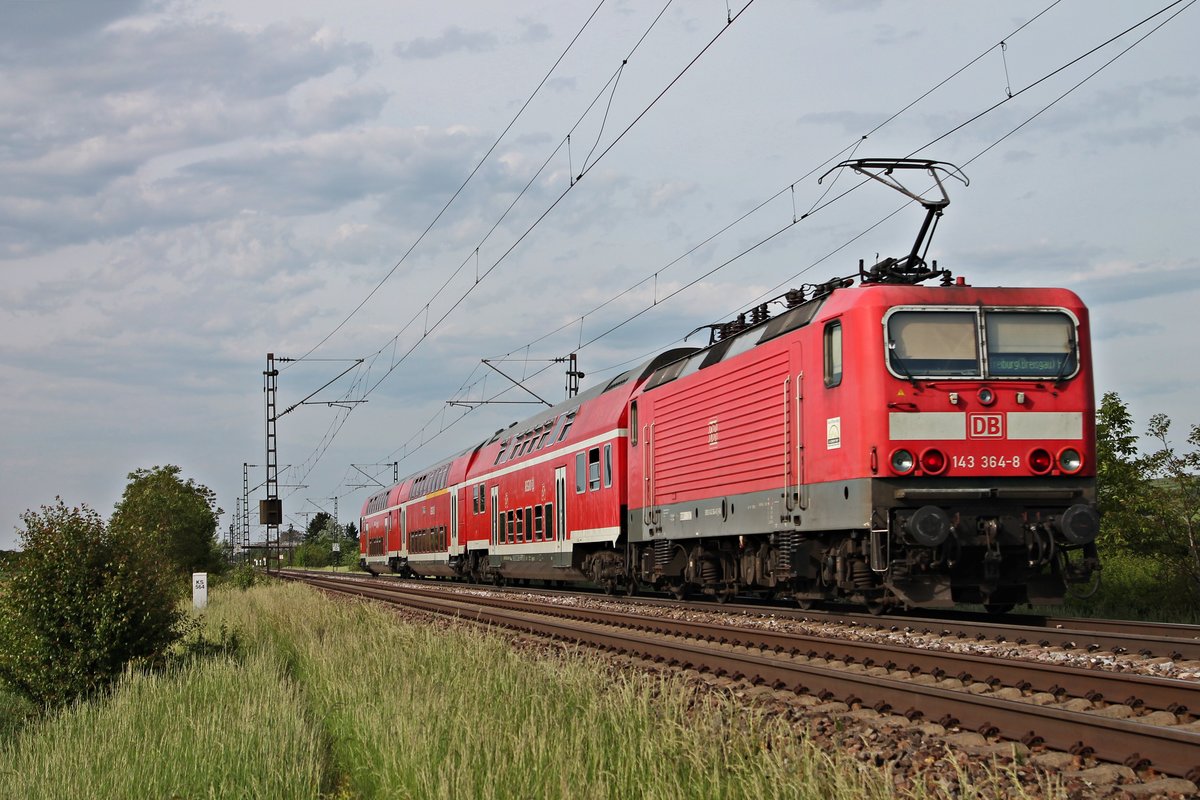 Nachschuss auf HVZ-Verstärker (Neuenburg (Baden) - Freiburg (Brsg) Hbf), der am 12.05.2015 von der Freiburger 143 364-8 geschoben wurde, als sie bei Hügelheim in Richtung Heitersheim fuhr.