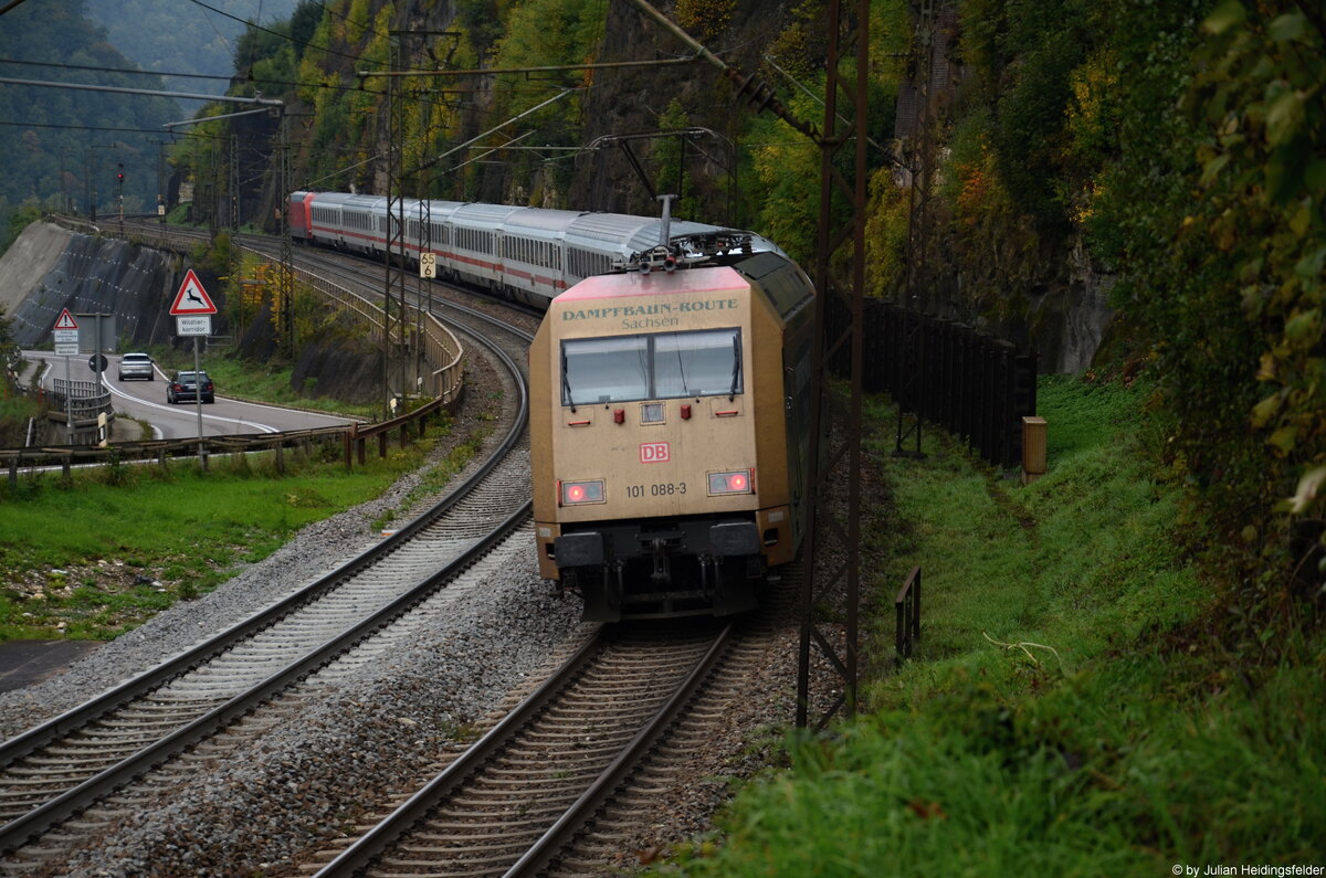 Nachschuss auf den IC 1290 auf der Fahrt von Salzburg Hbf nach Frankfurt Hbf. Vermutlich war mal wieder der Steuerwagen defekt, den am Zugschluss hing Werbelok 101 088-3  Dampfbahn Route Sachsen . Zuglok war 101 047-9. Aufgenommen am 03.10.2022 auf der Geislinger Steige