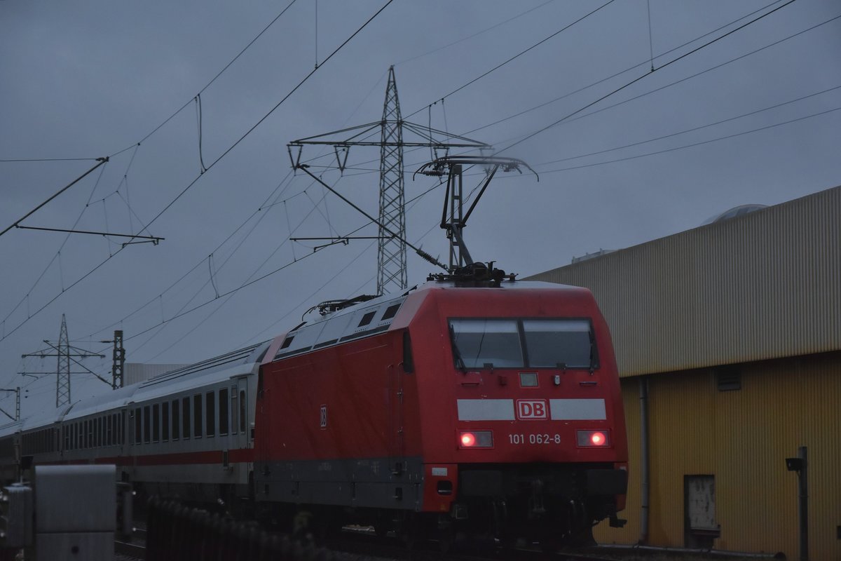 Nachschuß auf den IC 2223 der wie hier zusehen von der 101 062-8 gen Geilenkirchen geschoben wird. 14.9.2017