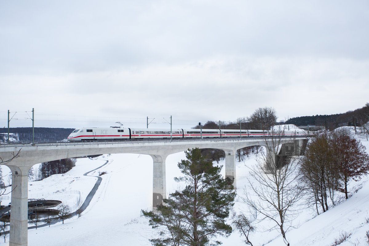 Nachschuß auf ICE 1 bei der Fahrt über die Aurachtalbrücke bei Emskirchen Richtung Nürnberg. Aufgenommen am 27.01.2021