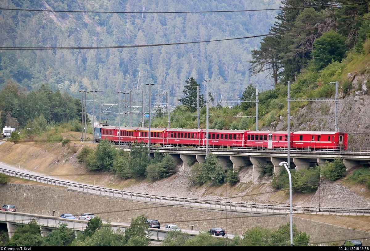 Nachschuss auf IR 1152 von St. Moritz (CH) nach Chur (CH) mit Zuglok Ge 4/4 II 619  Samedan  mit Werbung für die Tageszeitung  Südostschweiz  der Rhätischen Bahn (RhB), der den Bahnhof Reichenau-Tamins (CH) verlässt.
[10.7.2018 | 16:58 Uhr]