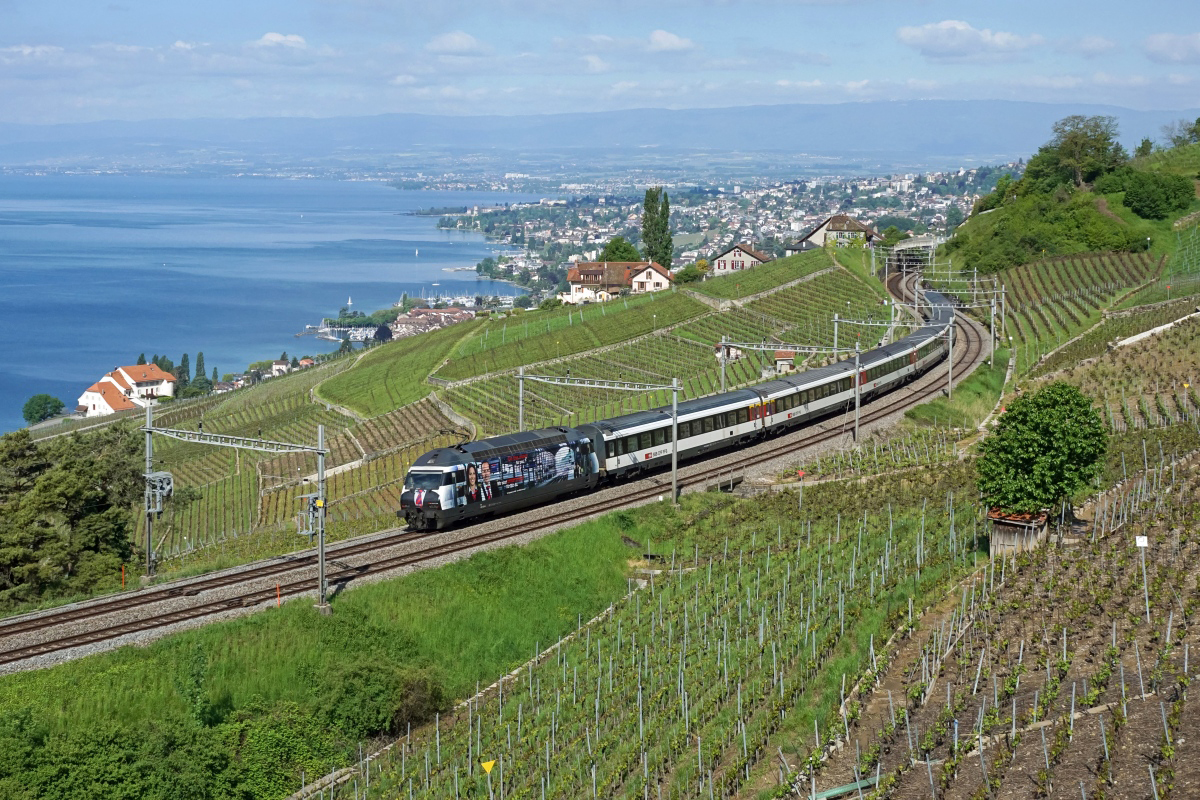 Nachschuss auf den IR 2512 mit der Re 460 028-4 am Zugschluss. Aufgenommen am 15.05.2016 zwischen Grandvaux und Bossière.