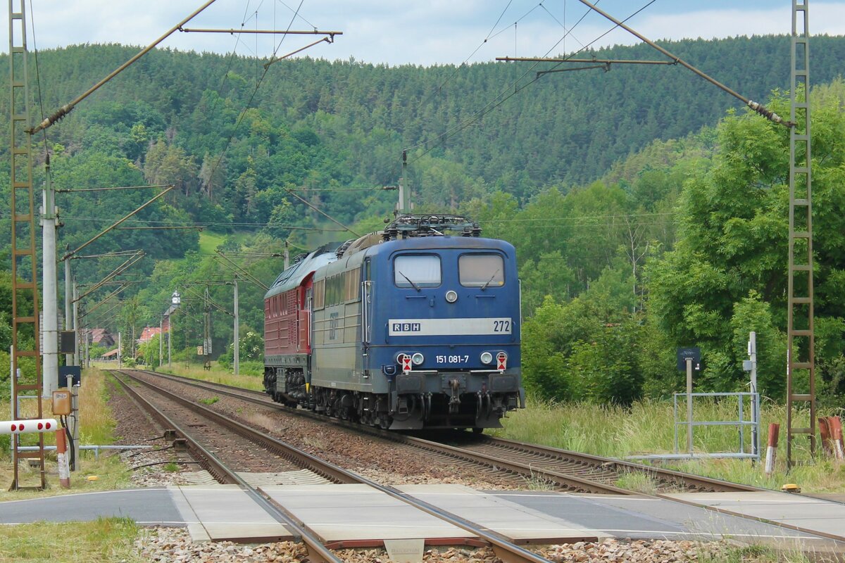 Nachschuss auf die jetzt zu TrainLog (TLVG) gehörende 151 081-7. 233 217-9, ebenfalls von TrainLog GmbH, überführte die 151er am 11.6.2022 aus Bayern kommend in Richtung Norden. Hier zusehen zwischen Saalfeld (Saale) und Remschütz