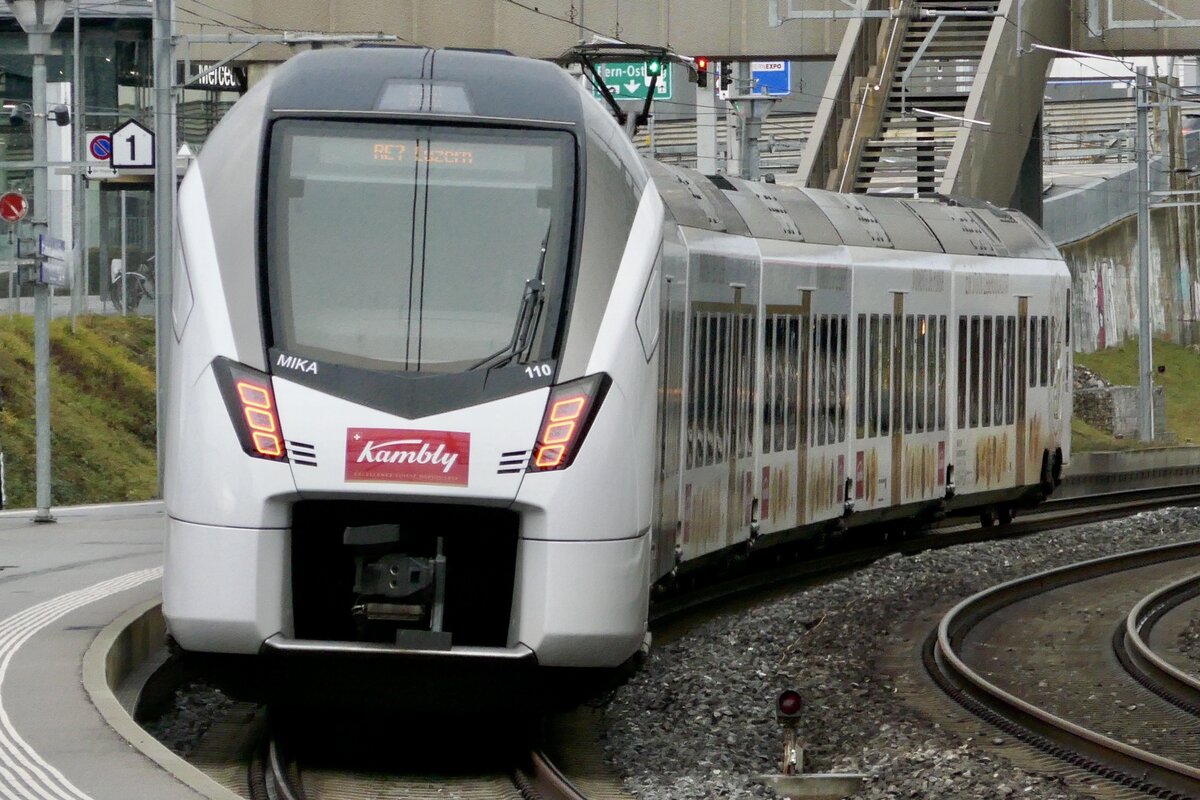 Nachschuss auf den Kamblyzug RABe 528 110  Trubschachen  am 22.12.24 bei der Durchfahrt im Bahnhof Bern Wankdorf.