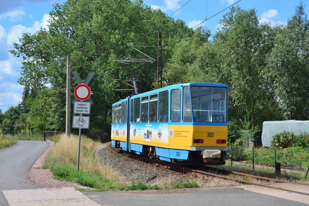 Nachschuss auf KT4D Tw 303 in Gotha Sundhausen auf den Weg nach Waltershausen.

Gotha Sundhausen 11.08.2018