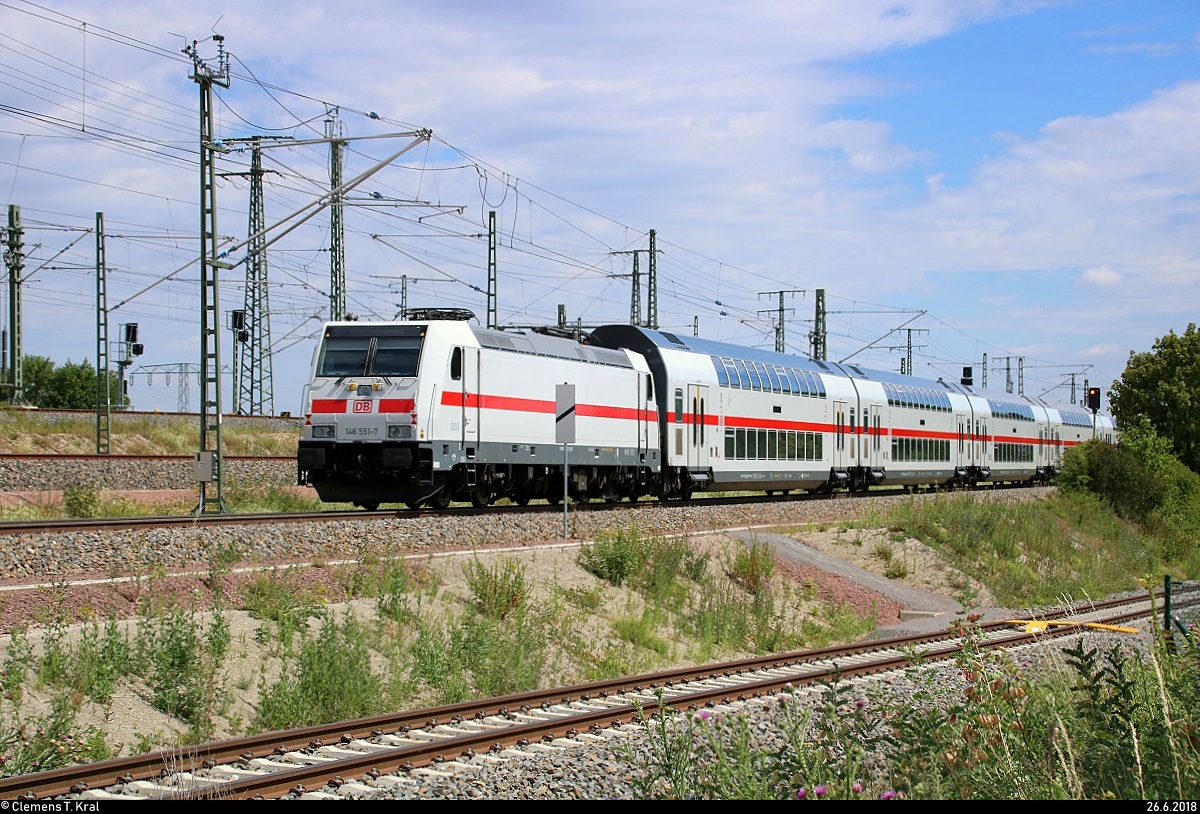 Nachschuss auf eine Leerfahrt zweier IC2-Garnituren mit 146 551-7 (kalt) und 146 561-6 DB, die in Halle (Saale), Karl-von-Thielen-Straße, auf der Ostumfahrung für den Güterverkehr Richtung Süden fahren.
[26.6.2018 | 14:56 Uhr]