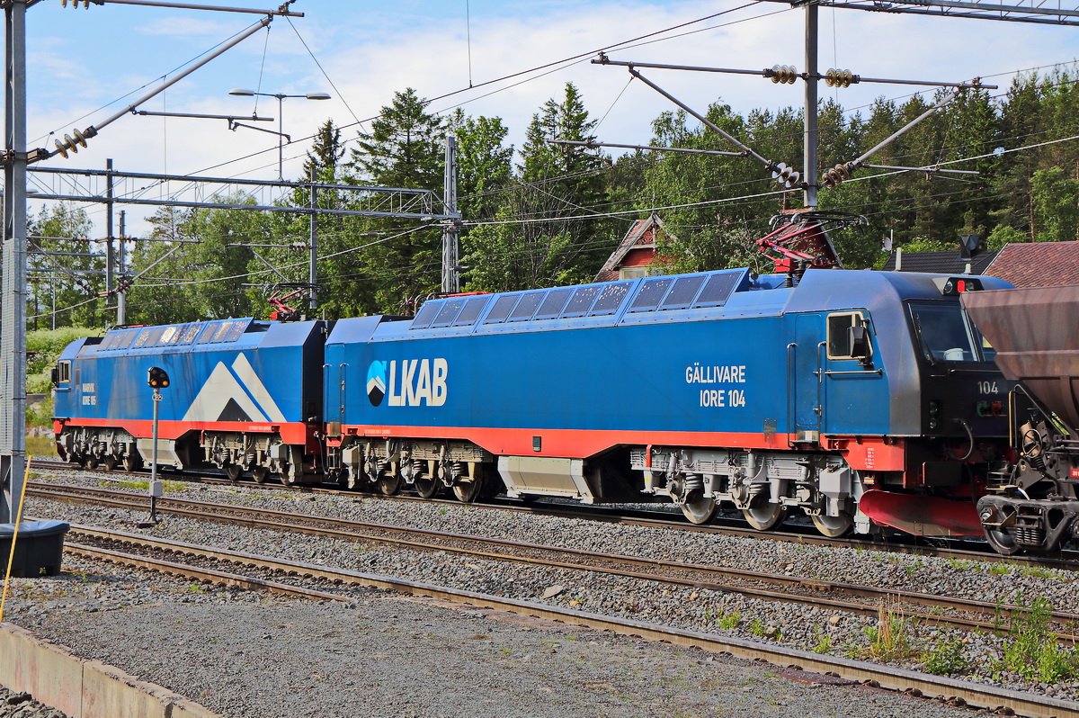 Nachschuss auf LKAB IORE 105 und 104 beim durchfahren des Bahnhof Kiruna am 25. Juni 2022 mit einem leeren Erzzug.