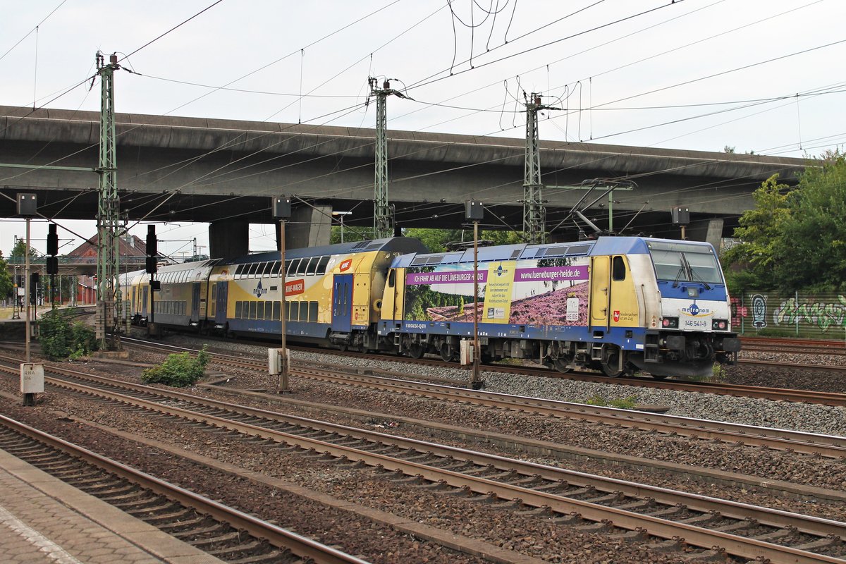 Nachschuss auf LNVG/ME 146 541-8  Ich fahr´ ab auf die Lünebruger Heide! , als diese am Abend des 18.07.2019 mit ihrem RE 4 (Bremen Hbf - Hamburg Hbf) in den Bahnhof von Hamburg Harburg einfuhr.