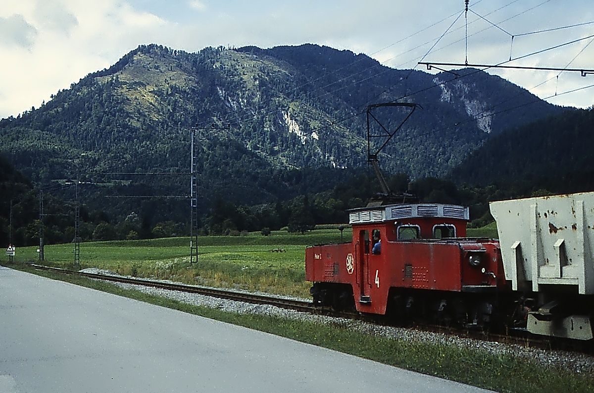 Nachschuss auf Lok Nr. 4 der Wachtlbahn, die im September 1994 bei Schöffau mit einem Leerzug zum Steinbruch unterwegs ist