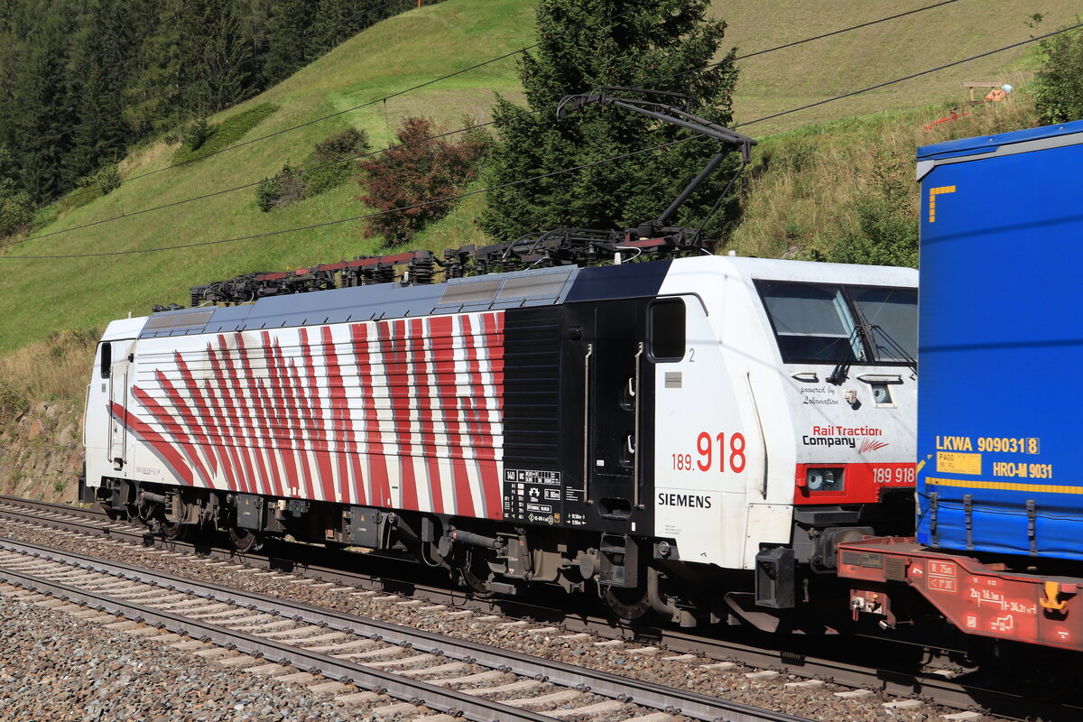 Nachschuss auf die Lokomotion 189 918 vor einem talwärts fahrendem KLV Zug Richtung Deutschland. Aufgenommen bei St. Jodok am Brenner am 25.09.2021