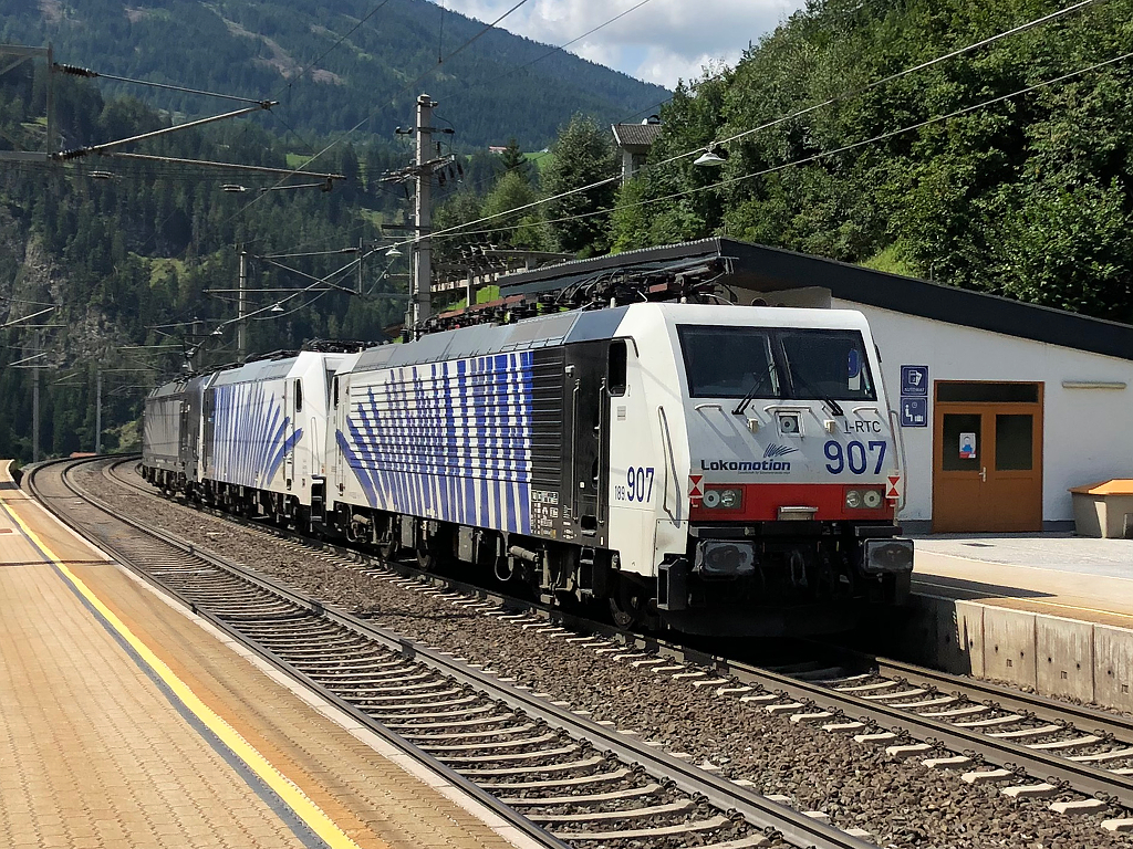 Nachschuss auf den Lokomotion Lokzug auf dem Weg vom Brenner Richtung Kufstein mit 189 907 am Zugschluss. Hier bei der Durchfahrt durch St. Jodok am Brenner. Aufgenommen am 20.08.2021