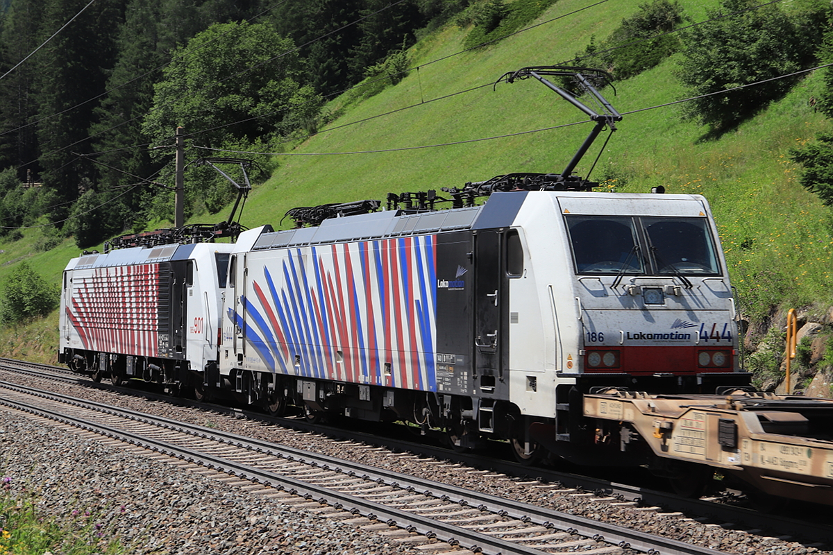 Nachschuss auf Lokomotion/RTC Rail Tracition Company 189 901 & 186 444 hier bei der Talfahrt kurz nach dem Bahnhof St. Jodok am Brenner. Aufgenommen am 23.07.2021