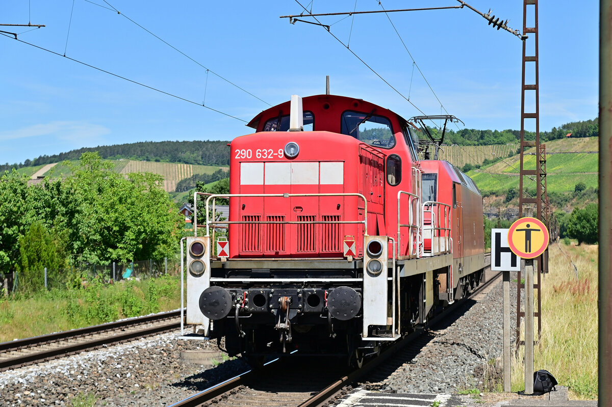 Nachschuß auf den Lokzug der von der 52 140 gezogen wurde und den Zugschluß bildete der 294 632-9 in Himmelstadt am Dienstag den 28.6.2022