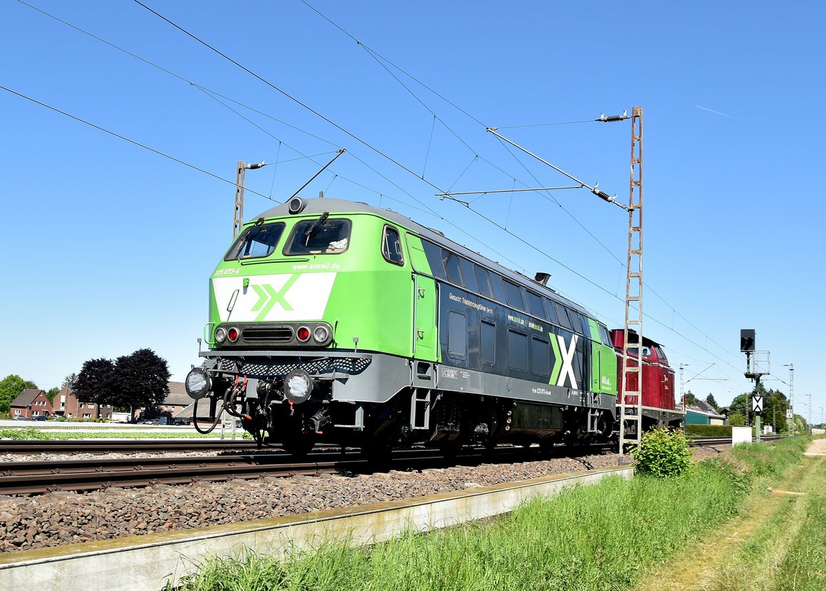 Nachschuß auf den Lokzug der Aixrail der aus der 211 345-4 und der 225 073-6 besteht.
Gubberath den 6.5.2018