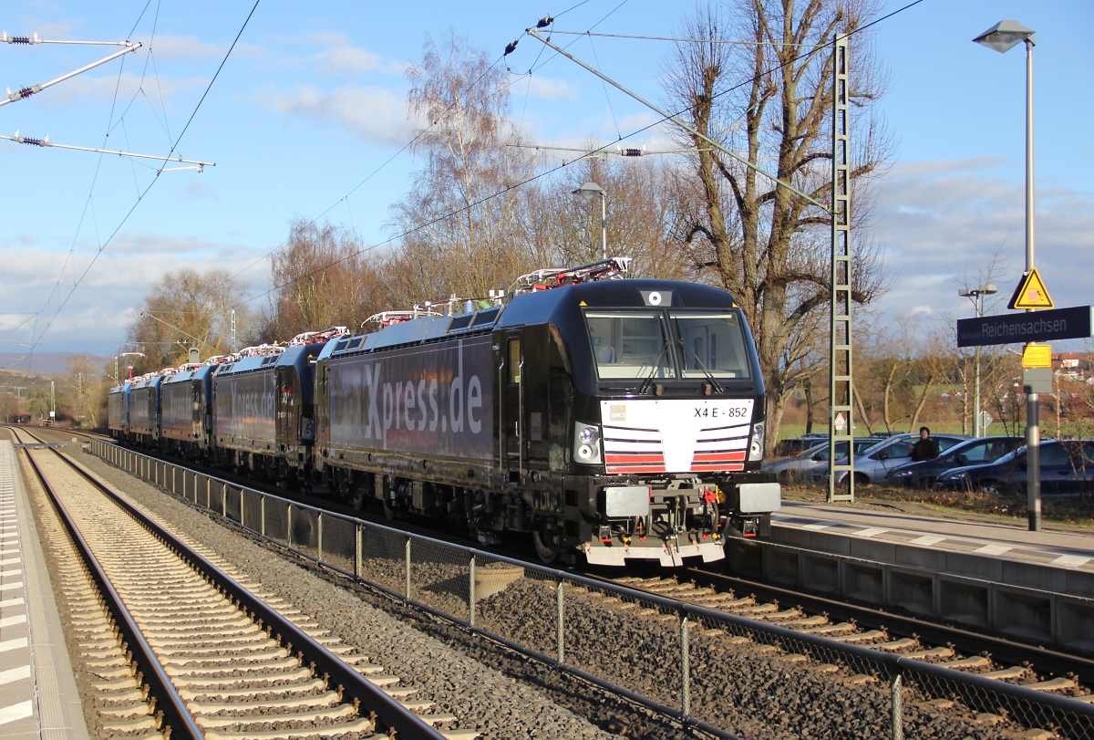 Nachschuss auf den Lokzug Richtung Norden bestehend aus 193 881-0 mit 193 853-9 (X4E-853) und 193 850-5 (X4E-850) und 193 851-3 (X4E-851) und 193 852-1 (X4E-852) für BoxXpress. Aufgenommen am 17.01.204 in Wehretal-Reichensachsen.