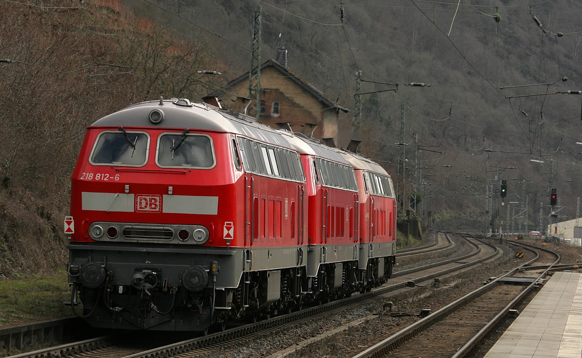 Nachschuss auf den LZ aus 218 812; -810 und -491 am 26.02.2022 bei der Durchfahrt in Kaub.