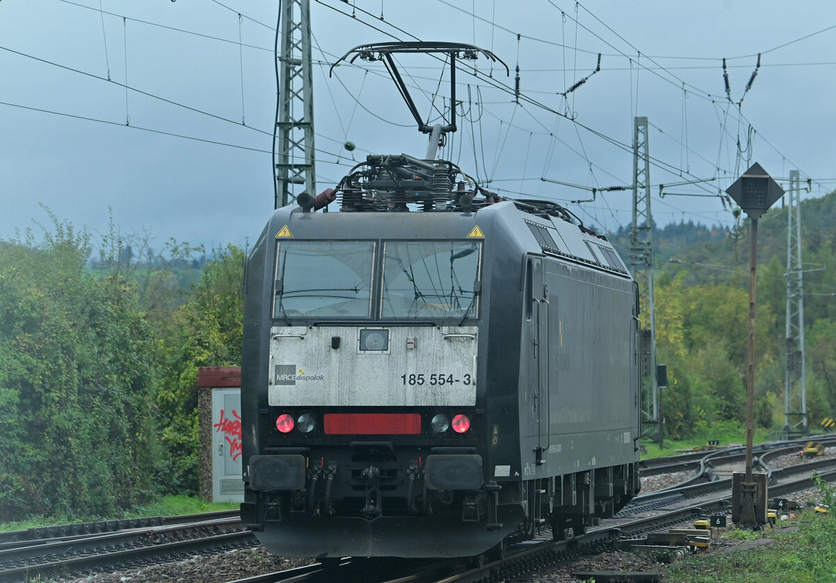 Nachschuß auf die LZ fahrende 185 554-3 hat Ausfahrt aus Neckarelz gen Binau Freitag 21.10.2022