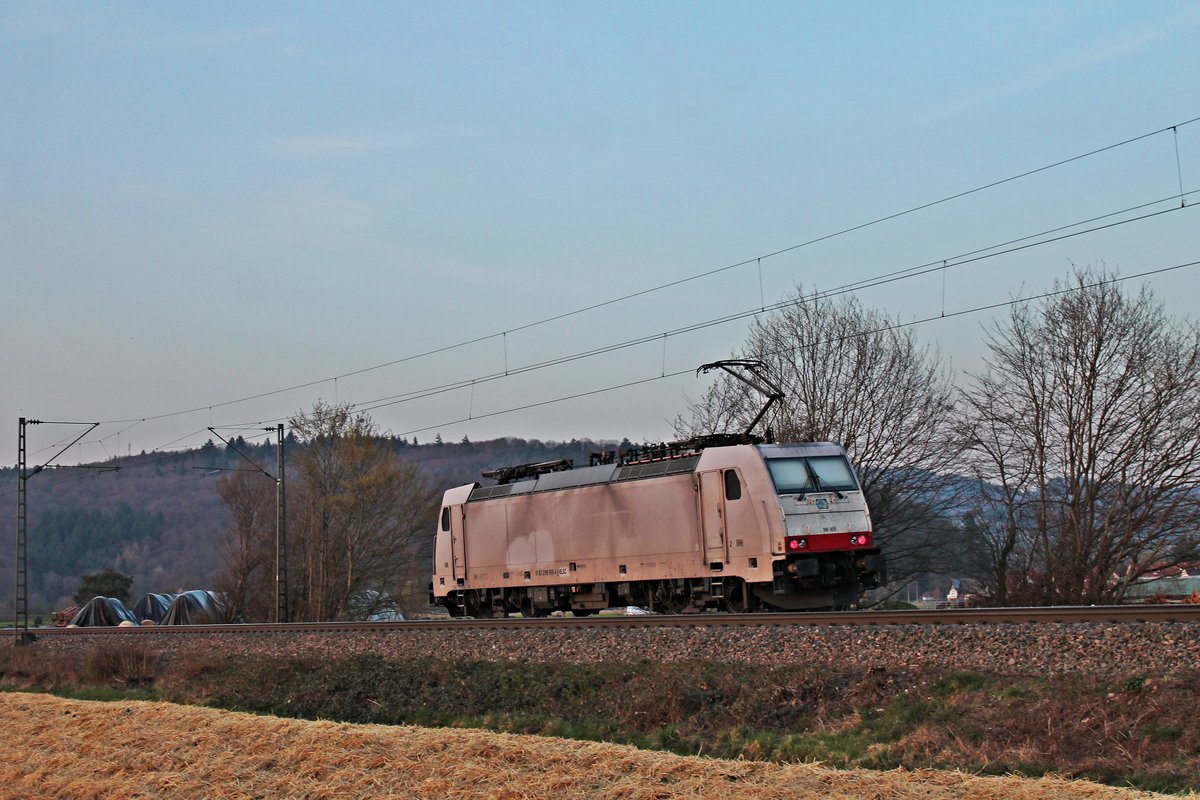 Nachschuss auf Maquarie/BLSC/TXL 186 909, als diese am Abend des 27.03.2020 als Lokzug nach Lahr (Schwarzw.) bei Sexau über die Rheintalbahn in Richtung Emmendingen fuhr. In der Nacht bespannte sie dann einen leeren Autotransportzug von Lahr (Schwarzw.) bis nach an die Italienische Grenze nach Chiasso.