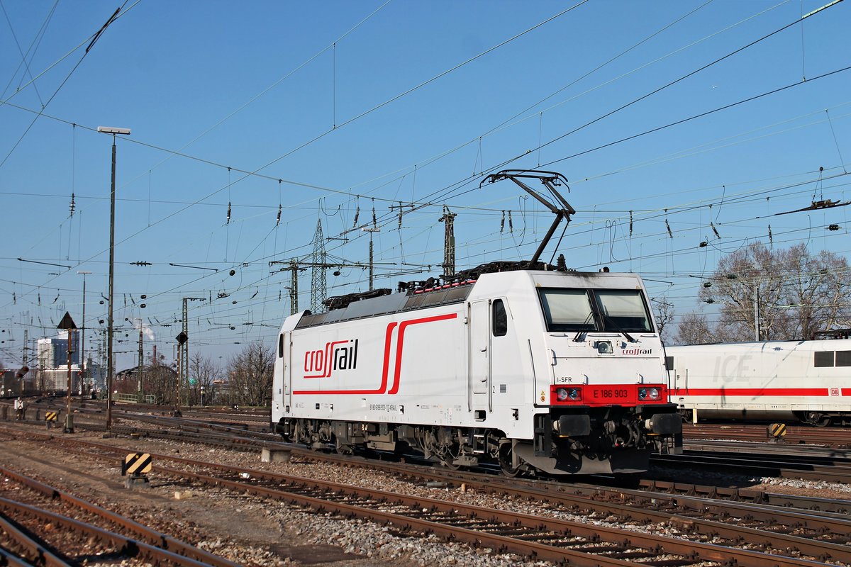 Nachschuss auf Maquarie/XRAIL/SBBCI E 186 903, als diese am 14.02.2018 als Lokzug durch den Badischen Bahnhof von Basel in Richtung Weil am Rhein fuhr.