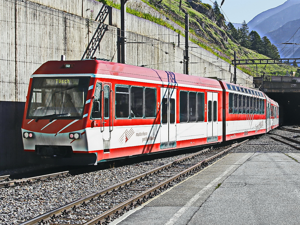 Nachschuss auf die Matterhorn Gotthard Bahn nach Täsch am 28. Juni 2018 aus den Bahnhof Zermatt.