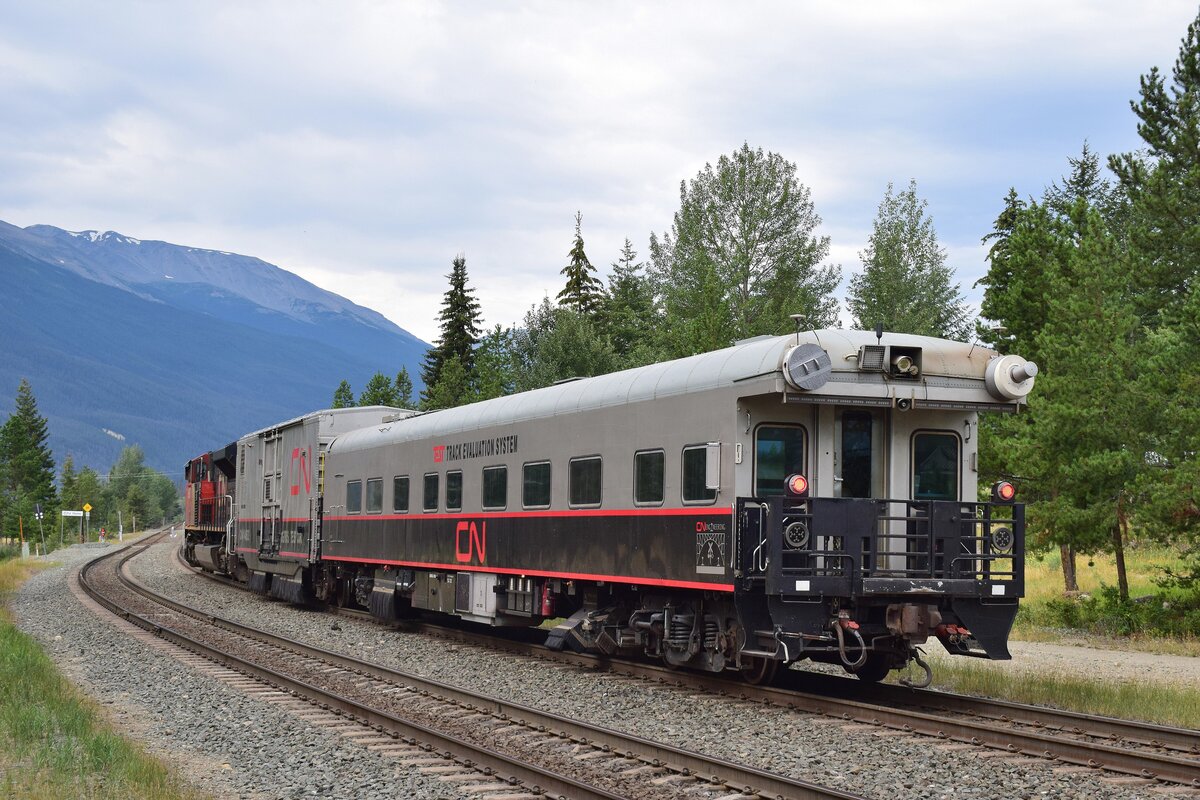 Nachschuss auf den Messzug mit 8887 bei der Ausfahrt in Jasper. Am Zugschluss hängt der Mannschafts und Messwagen des Messzuges Track Evaluations System kurz TEST. Besonders auffällig sind die ganzen anbauten und die tolle Lackierung der Messwagen.

Jasper 19.08.2022