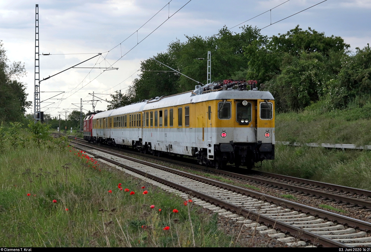 Nachschuss auf den Messzug mit Steuerwagen 011 (63 80 99-95 011-2 D-DB), zwei weiteren Messwagen und Zuglok 120 153-2 der DB Systemtechnik GmbH, der in Zscherben auf der Bahnstrecke Halle–Hann. Münden (KBS 590) Richtung Halle (Saale) fährt.
[3.6.2020 | 16:21 Uhr]