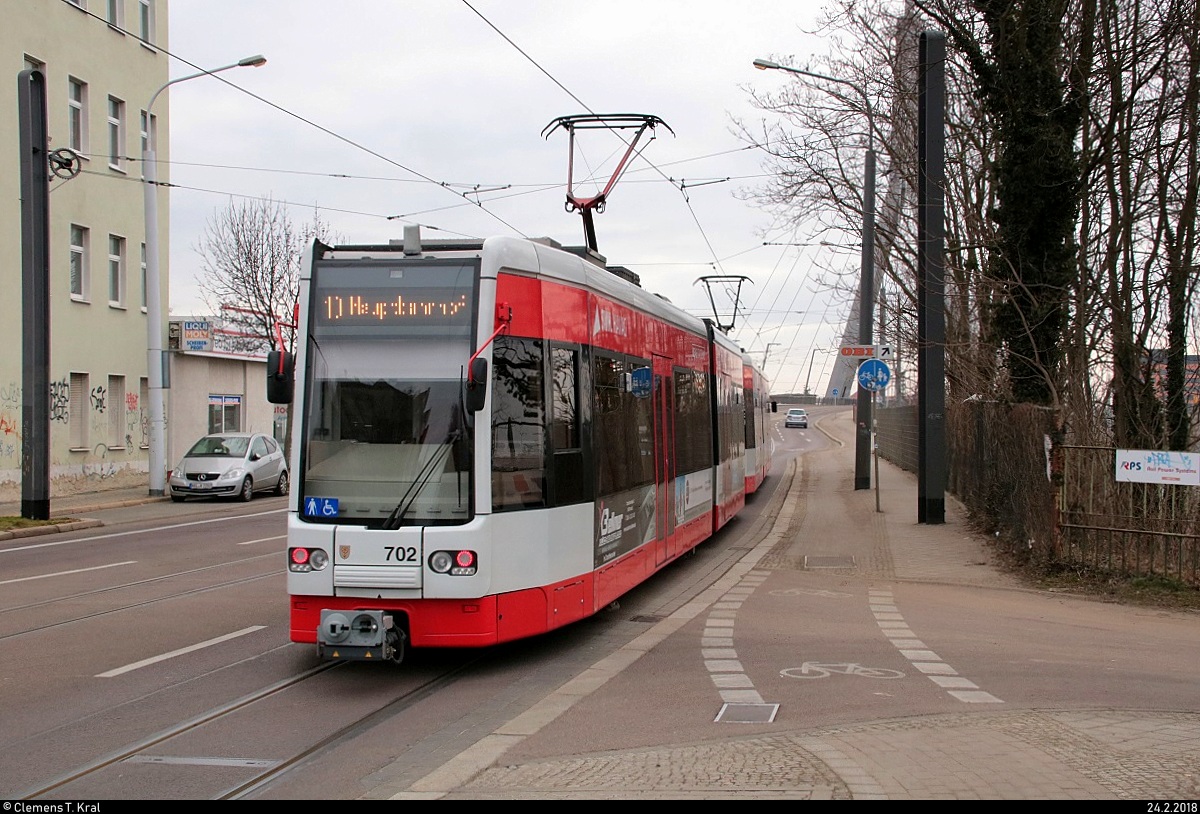 Nachschuss auf MGT-K-2 (Bombardier Flexity Classic), Wagen 702, der Halleschen Verkehrs-AG (HAVAG) als Linie 10 von Göttinger Bogen nach Hauptbahnhof, die mit einem Schwestertriebwagen die Haltestelle S-Bf. Steintorbrücke verlässt. [24.2.2018 | 9:33 Uhr]