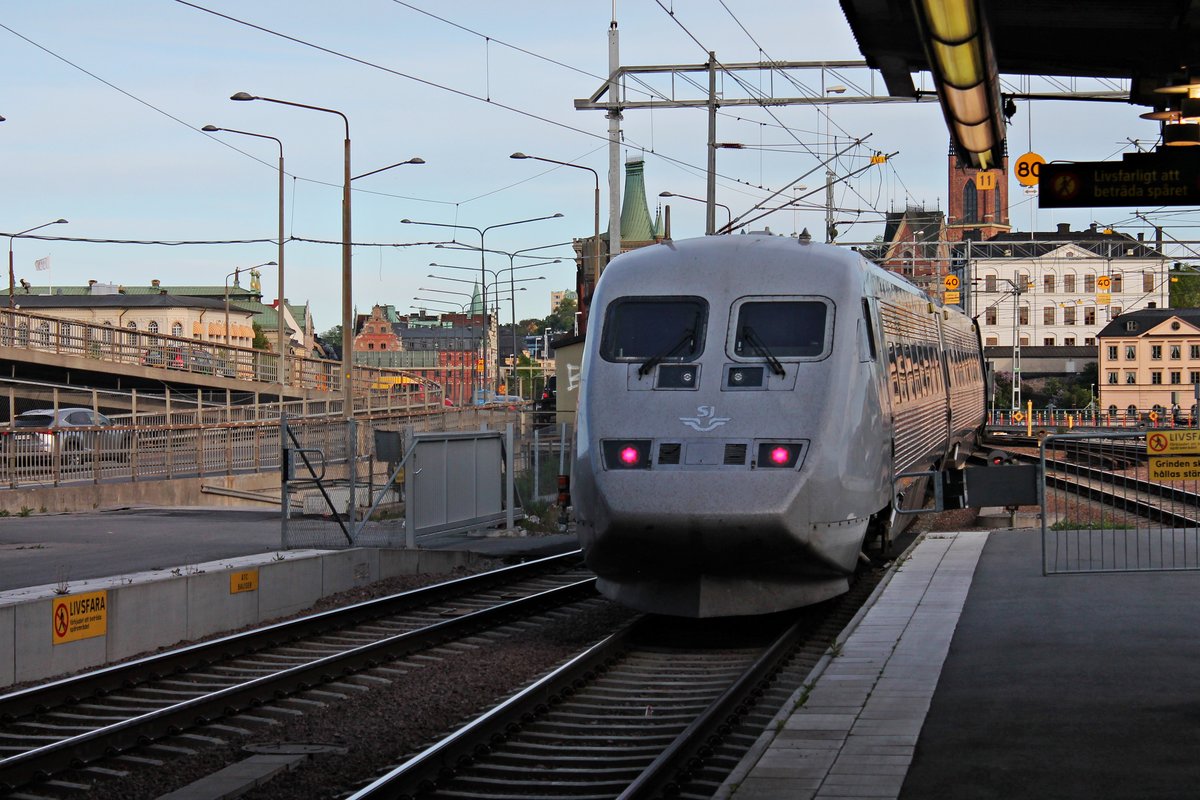 Nachschuss auf den modernisierten Steuerwagen SJ X 2513, der am 29.05.2015 zusammen mit SJ X 2022 als SJ Snabbtåg aus Stockholm C gen Süden fuhr.