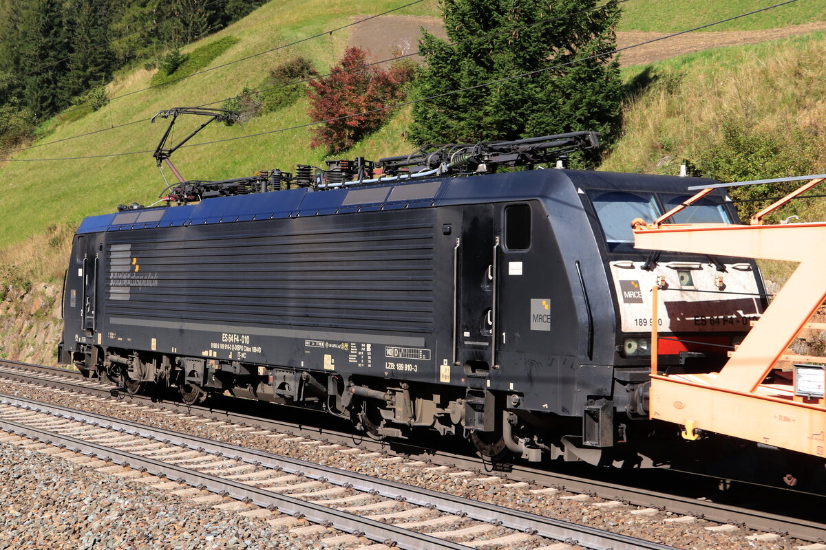 Nachschuss auf die MRCE 189 910-3 vor einem leeren Autozug Richtung Deutschland. Aufgenommen bei St. Jodok am Brenner am 09.10.2021