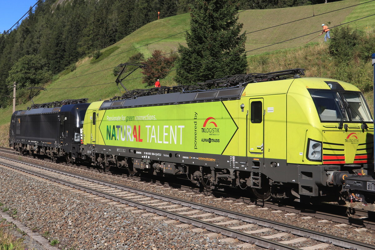 Nachschuss auf die MRCE 193 654 & TXL Logistik 193 558  Natural Talent  mit einem talwärts fahrendem KLV Zug Richtung Deutschland. Aufgenommen bei St. Jodok am Brenner am 25.09.2021