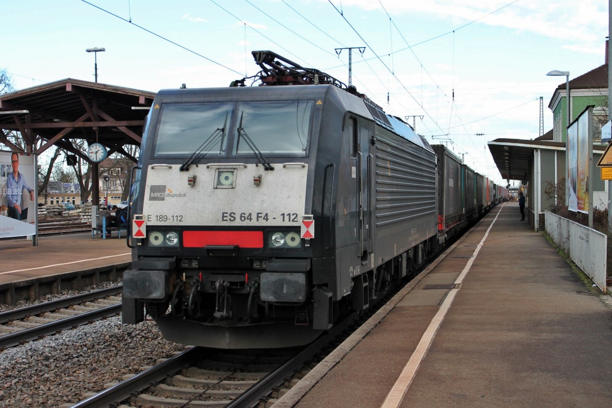 Nachschuss auf MRCE ES 64 F4-112 am 17.01.2014 am Zugschluss vom 42012 (Melzo - Wanne-Eikel) und der Zuglok Re 486 508 in Müllheim (Baden), als sie zusammen auf´s Überholgleis gen Freiburg fuhren.