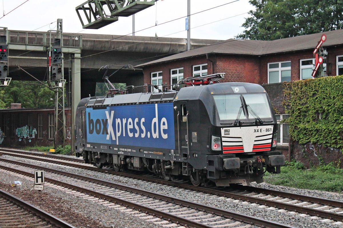 Nachschuss auf MRCE/BOXX X4 E-861 (193 861-2)  boxXpress.de , als diese am Abend des 18.07.2019 als Lokzug durch den Bahnhof von Hamburg Harburg in Richtung Rangierbahnhof Maschen fuhr. Zuvor brachte sie einen Containerzug in den Hamburger Hafen.