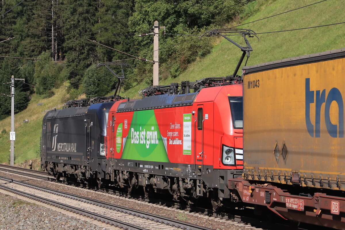 Nachschuss auf die MRCE/Mercitalia Rail 193 707-7 & DB 193 357-1  Das ist grün  mit einem talwärts fahrendem KLV Zug Richtung Deutschland. Aufgenommen bei St. Jodok am Brenner am 25.09.2021