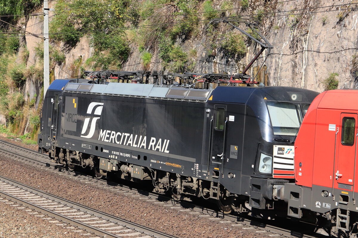 Nachschuss auf die MRCE/Mercitalia Rail 193 700-2 vor einem talwärts fahrendem KLV Zug Richtung Deutschland. Aufgenommen bei Gries am Brenner am 25.09.2021