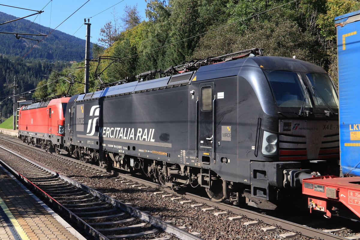 Nachschuss auf die MRCE/Mercitalia Rail 193 703-6 vor dem LKW Walter KLV Zug Richtung Deutschland bei der Talfahrt. Hier bei der Durchfahrt durch die Haltestelle St. Jodok am Brenner am 09.10.2021
