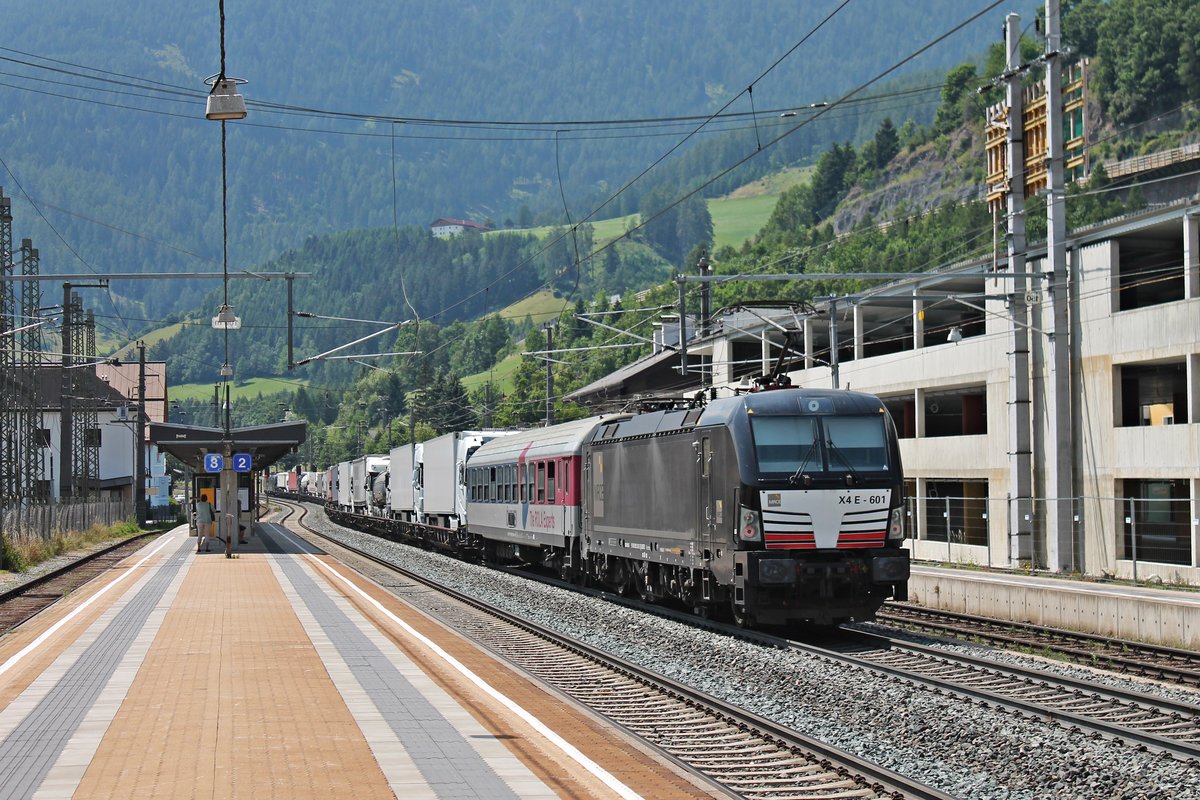 Nachschuss auf MRCE/ÖBB X4 E-601 (193 601-2), als diese eine RoLa (Wörgl - Brennersee), welche von einer Schwestermaschiene´bespannt wurde, durch den Bahnhof von Matrei am Brenner in Richtung Steinach in Tirol schob.