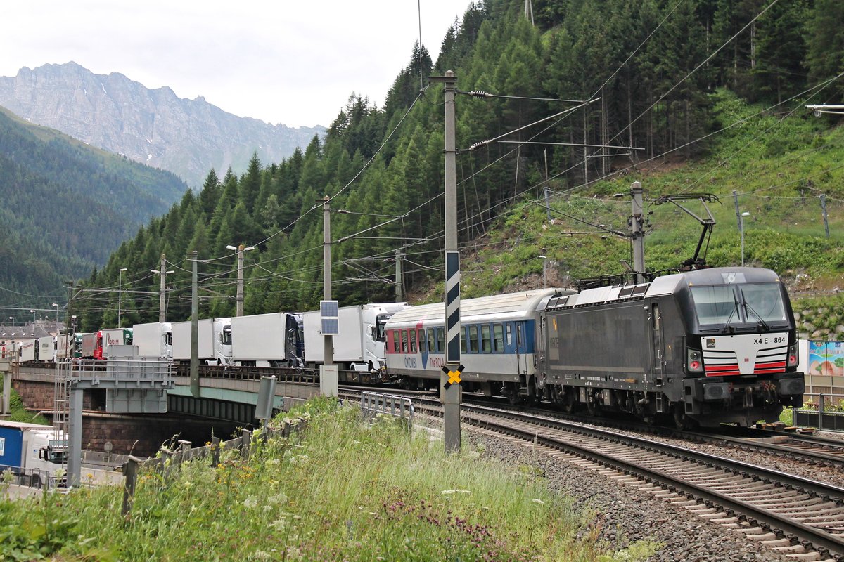 Nachschuss auf MRCE/ÖBB X4 E-864 (193 864-6), welche am 04.07.2018 an einer RoLa (Wörgl - Brennersee) von MRCE/ÖBB X4 E-876 (193 876-0)  Tag der Maueröffnung  dran hing, und den Zug über die Brennerautobahn ins RoLa-Terminal Brennersee schob.