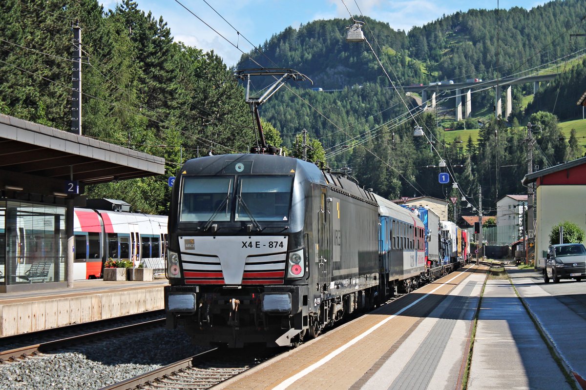 Nachschuss auf MRCE/ÖBB X4 E-874 (193 874-5), als diese am 04.07.2018 zusammen mit MRCE/ÖBB X4 E-872 (193 872-9) eine RoLa (Wörgl - Brennersee) bespannte und durch den Bahnhof von Steinach in Tirol gen St. Jodok fuhr.
