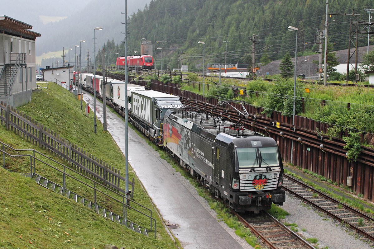 Nachschuss auf MRCE/ÖBB X4 E-876 (193 876-0)  25 Jahre Deutsche Wiedervereinigung , als diese am 04.07.2018 mit einer RoLa (Brennersee - Wörgl) und der MRCE/ÖBB X4 E-864 (193 864-6) aus dem RoLa-Terminal Brennersee in Richtung Inntal ausfuhr.
