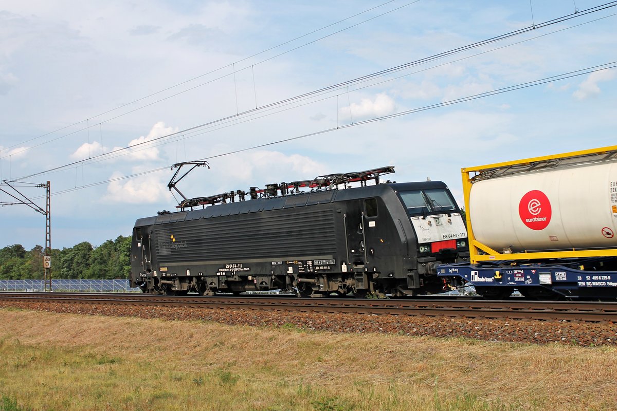 Nachschuss auf MRCE/SBBCI ES 64 F4-111 (189 111-8), als diese am späten Nachmittag des 03.06.2020 mit einem KLV aus Italien nördlich von Waghäusel über die KBS 700 (Rheinbahn) in Richtung Mannheim fuhr.