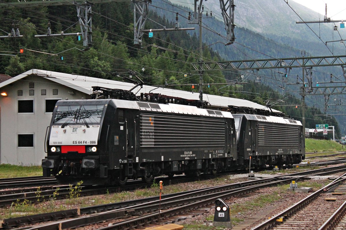 Nachschuss auf MRCE/TXL ES 64 F4-086 (189 986-3), als diese am 05.07.2018 zusammen mit MRCE/TXL ES 64 F4-098 (189 998-8) im Bahnhof von Brennero rangierte, um wieder zurück nach Österreich zu kommen. Zuvor brachten sie einen KLV in den Grenzbahnhof, der von MRCE/TXL X4 E-667 (193 667-3) und MRCE/TXL X4 E-671 (193 671-5) übernommen wird.