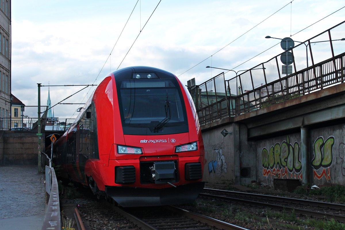 Nachschuss auf mtrexpress 74002 am 29.05.2015, als dieser auf dem südlichen Teil der Centralbron gen Stockholm C fuhr.