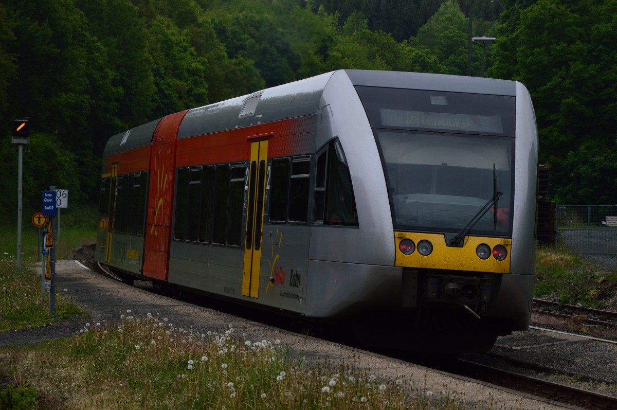 Nachschuß auf den nach Dillenburg fahrenden GTW der hier gerade in Würgendorf den Bahnsteig verlässt. 25.5.2015