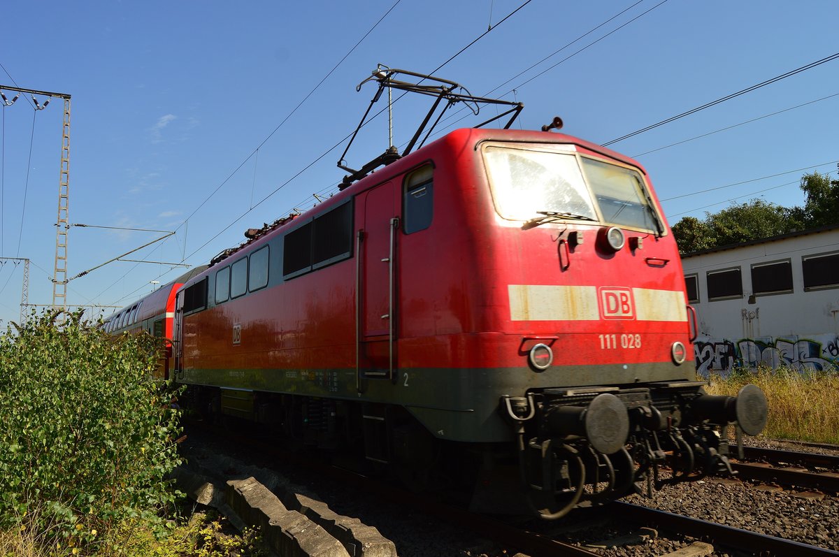 Nachschuß auf die nach Dortmund fahrende 111 028 bei der Einfahrt in Rheydt Hbf.
28.8.2016