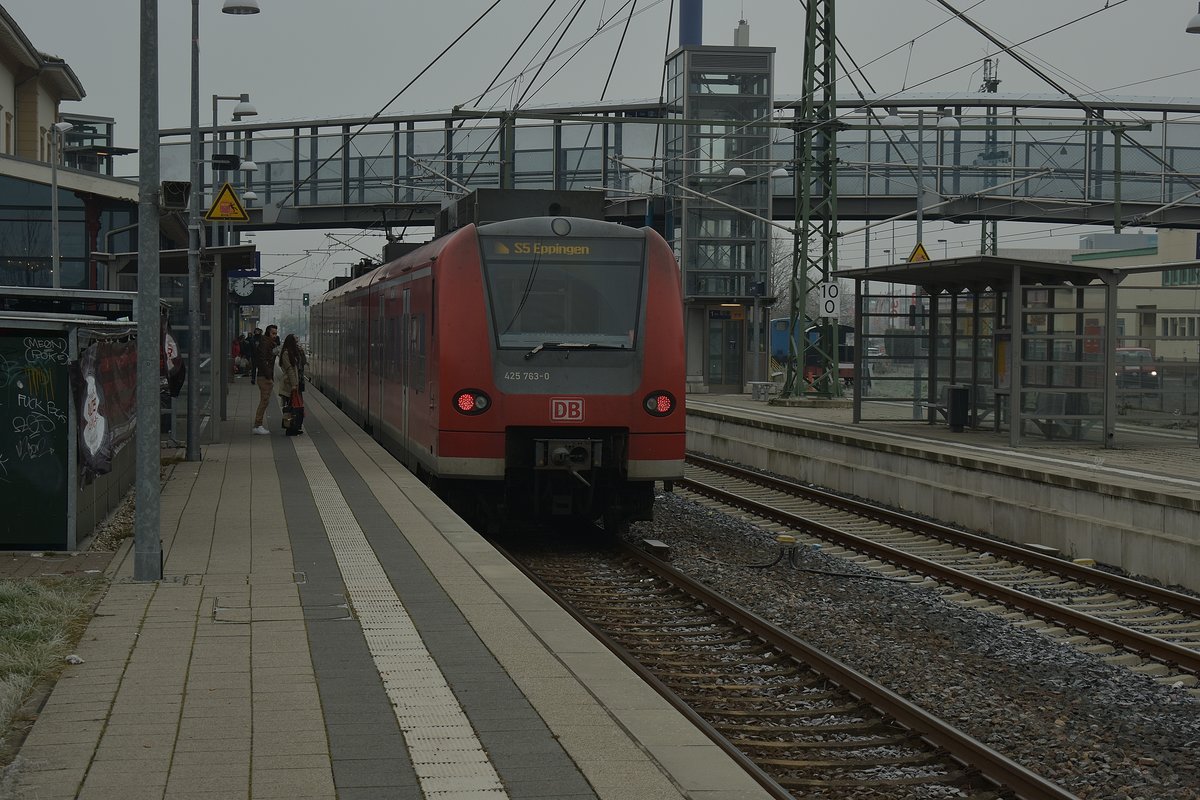 Nachschuß auf eine nach Eppingen fahrende S5 am Samstag den 31.12.2016 in Sinsheim. 
