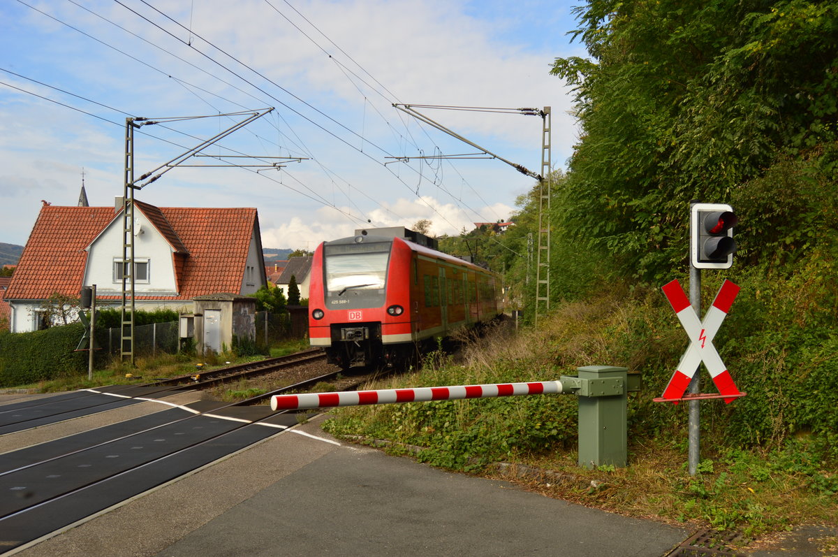 Nachschuß auf eine nach Mannheim fahrenden RE 3 in Neckarzimmern. 11.10.2016