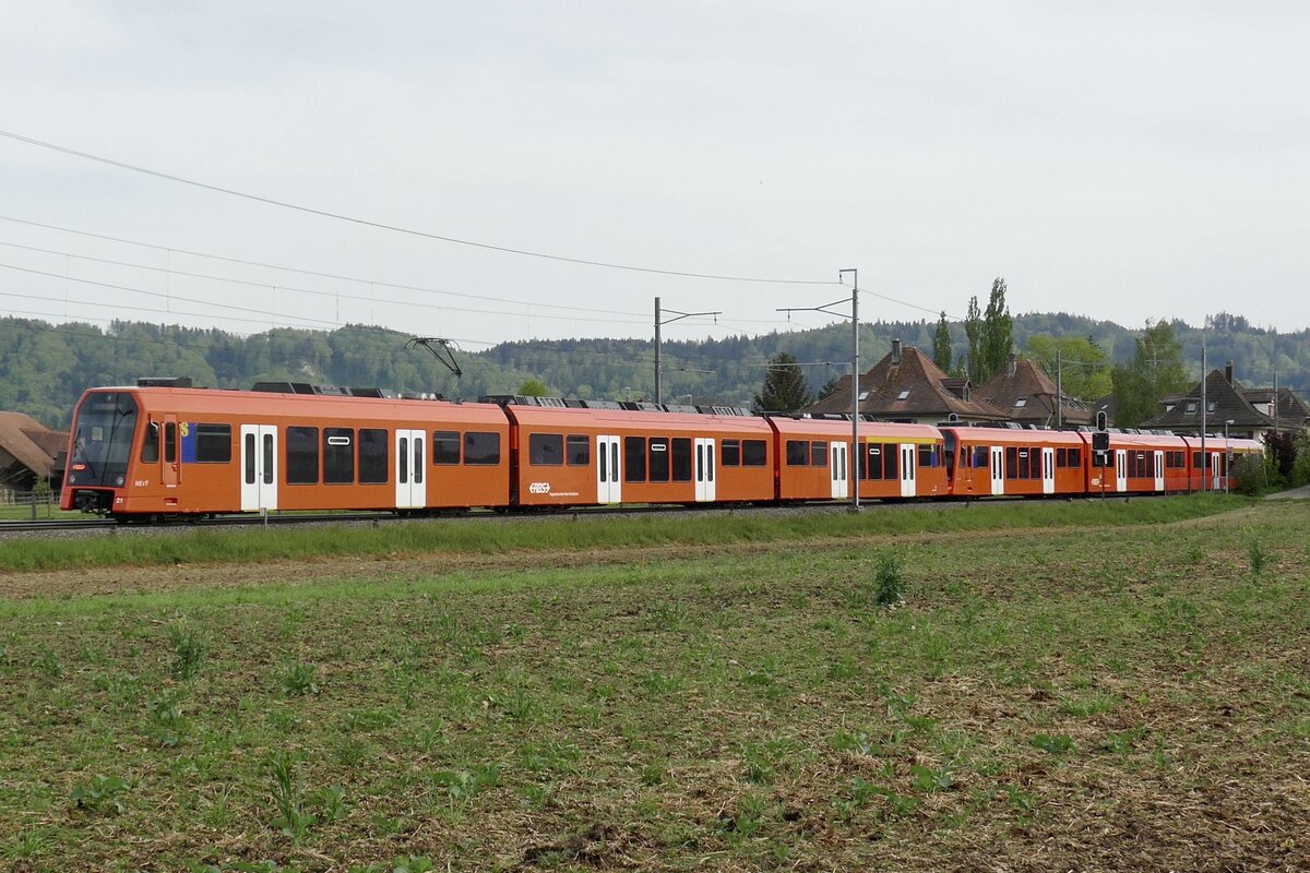 Nachschuss auf die NExT RABe 4/12 21 und 27 am 29.4.24 zwischen Jegenstorf und Urtenen.