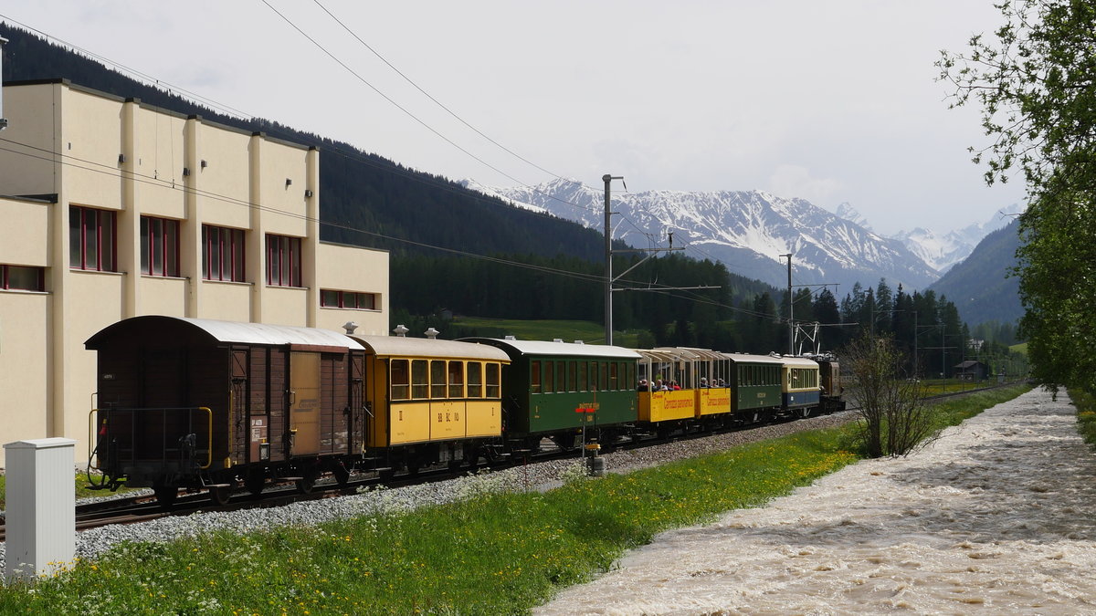 Nachschuss auf den Nostalgiezug R 1839 Davos Platz - Filisur; das Landwasser hat für diese Jahreszeit einen ungewöhnlich hohen Pegel wegen heuer spät einsetzender Schneeschmelze; Ortsausgang Davos, 11.06.2019
