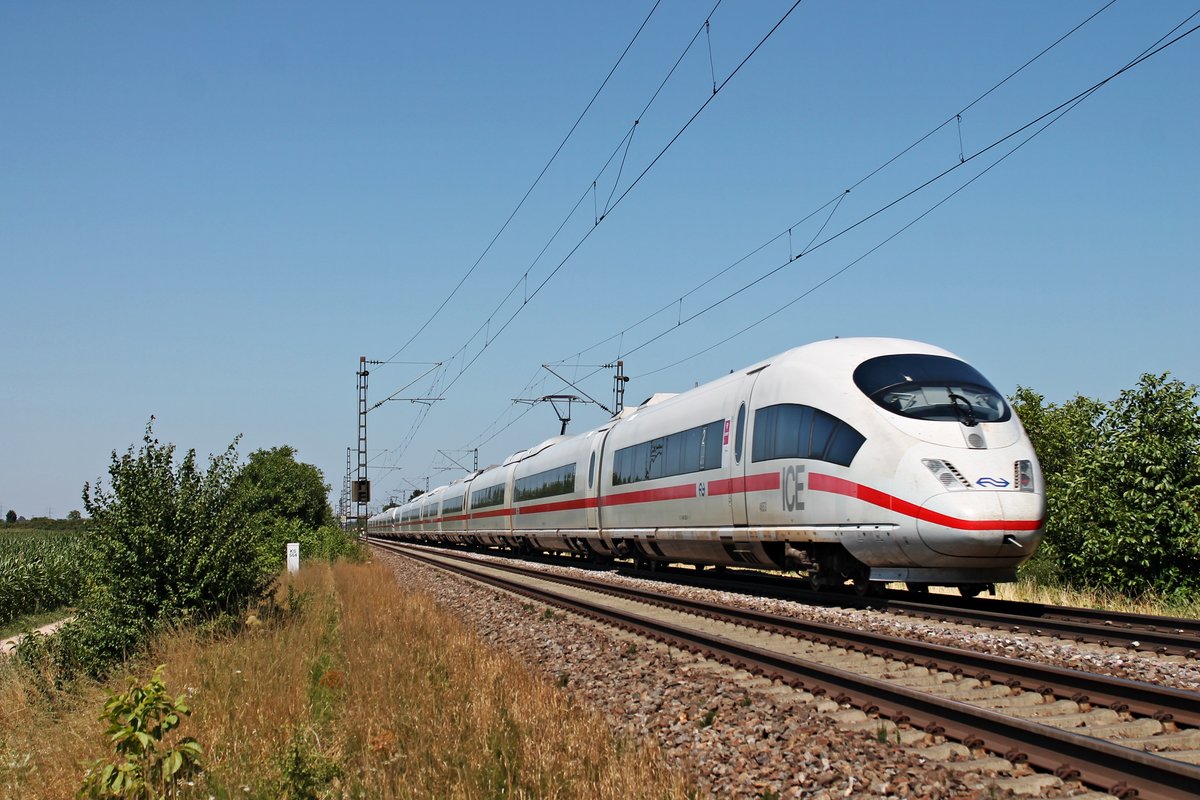 Nachschuss auf NS 406 553-8 (4653) am 10.07.2015 als ICE 104 (Basel SBB - Amsterdam CS) zusammen mit 403 053-2  Neu-Ulm  an der Zugspitze als ICE 504 (Basel SBB - Köln Hbf), als sie bei Hügelheim in Richtung Freiburg im Breisgau fuhren.