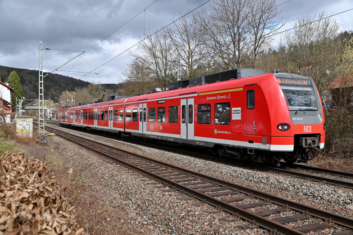 Nachschuß auf den nun wieder gemäldelosen 425 213  Sinsheim(Elsens)  der als S2 nach Kaiserlautern Hbf in Neckargerach einfährt.12.3.2021